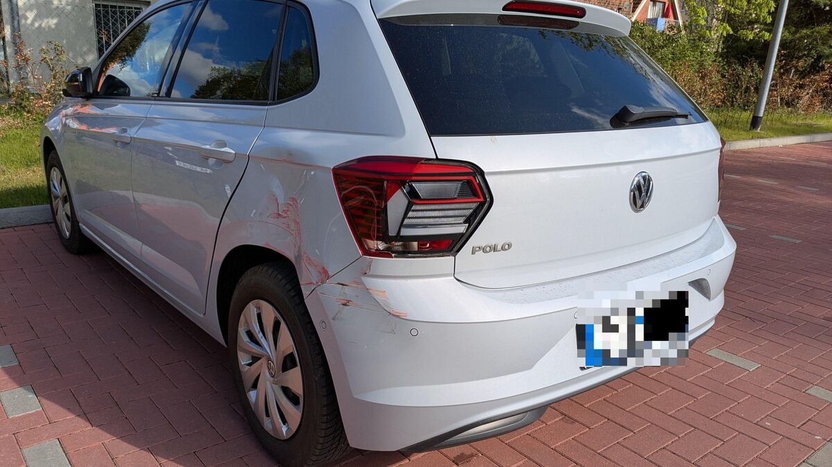 Das geparkte Auto wurde laut Polizei „erheblich beschädigt“. Foto: Polizei