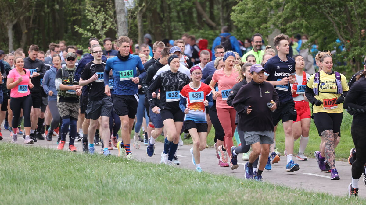 Mehrere Tausend Teilnehmerinnen und Teilnehmer des Cuxhaven-Marathons trotzen den stürmischen Bedingungen auf der neuen Strecke am Deich. Foto: May
