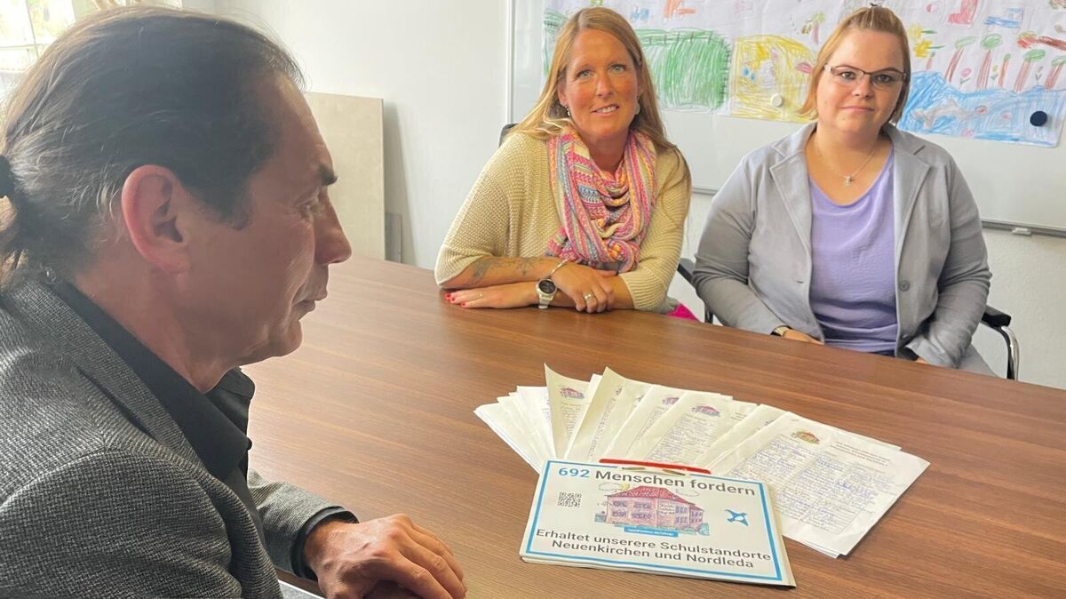 Claudia Tretrop und Svenja Wendelburg übergeben die Petition und Unterschriften an Samtgemeindebürgermeister Frank Thielebeule. Foto: Kramp