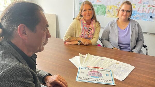 Schulprotest in Neuenkirchen: Eltern übergeben Unterschriften gegen drohendes Aus