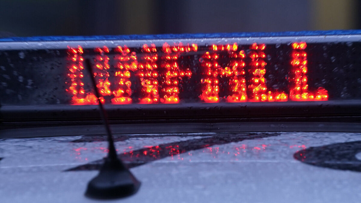Die Fahrbahn wurde durch ausgelaufenen Kraftstoff verschmutzt, was eine erhebliche Gefahr für den Straßenverkehr darstellt. Foto: Marcus Brandt
