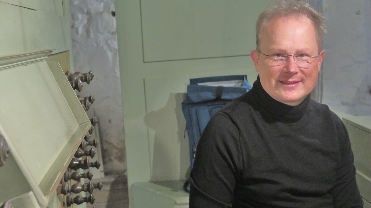 Gab ein Konzert an Lüdingworths Wilde-Schnitger-Orgel: der Hamburger Organist Andreas Fischer. Foto: Cordes