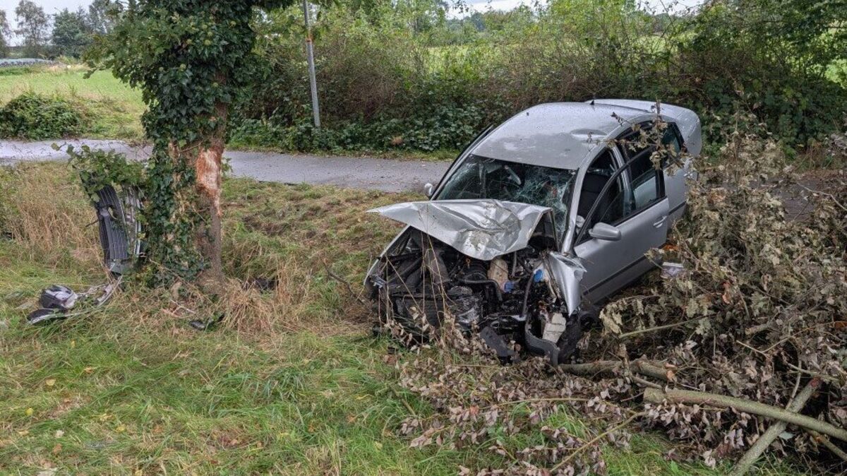 Ein schwer beschädigtes Fahrzeug nach einem Unfall auf der Kreisstraße 38 bei Ringstedt, bei dem ein 71-jähriger Fahrer lebensgefährlich verletzt wurde. Foto: Polizeiinspektion Cuxhaven