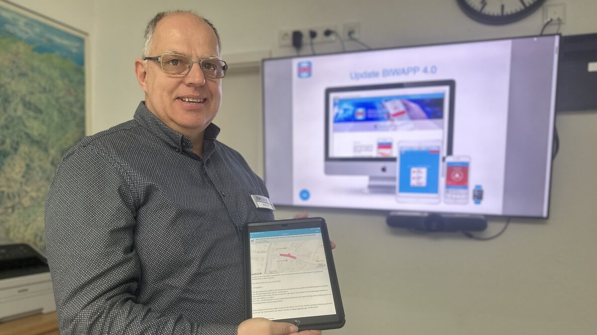 Gerd Klemusch erklärt, was die aktualisierte Fassung der Katastrophenschutz-App an Neuheiten bereithält. Foto: Reese-Winne