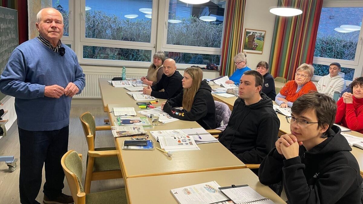 Volodymyr Storozhuk (l.) ist selbst vor dem Krieg geflüchtet und unterrichtet für "Cadenberge hilft" Landsleute in deutscher Sprache.