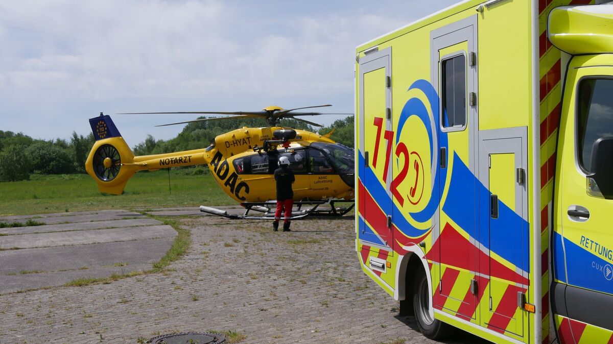 Während die ansprechbare Patientin im Rettungswagen des Cuxlandrettungsdienstes erstversorgt wurde, landete der ADAC-Rettungshubschrauber Christoph 26 aus Sanderbusch. Foto: Lange