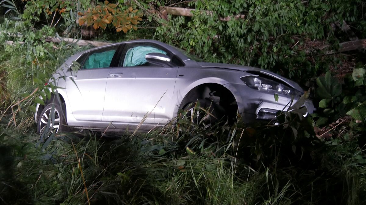 Der schwer beschädigte nicht mehr fahrbereite VW Golf muss mit einem Kran des ADAC-Abschleppdienstes geborgen und von der Unfallstelle abgeschleppt werden.