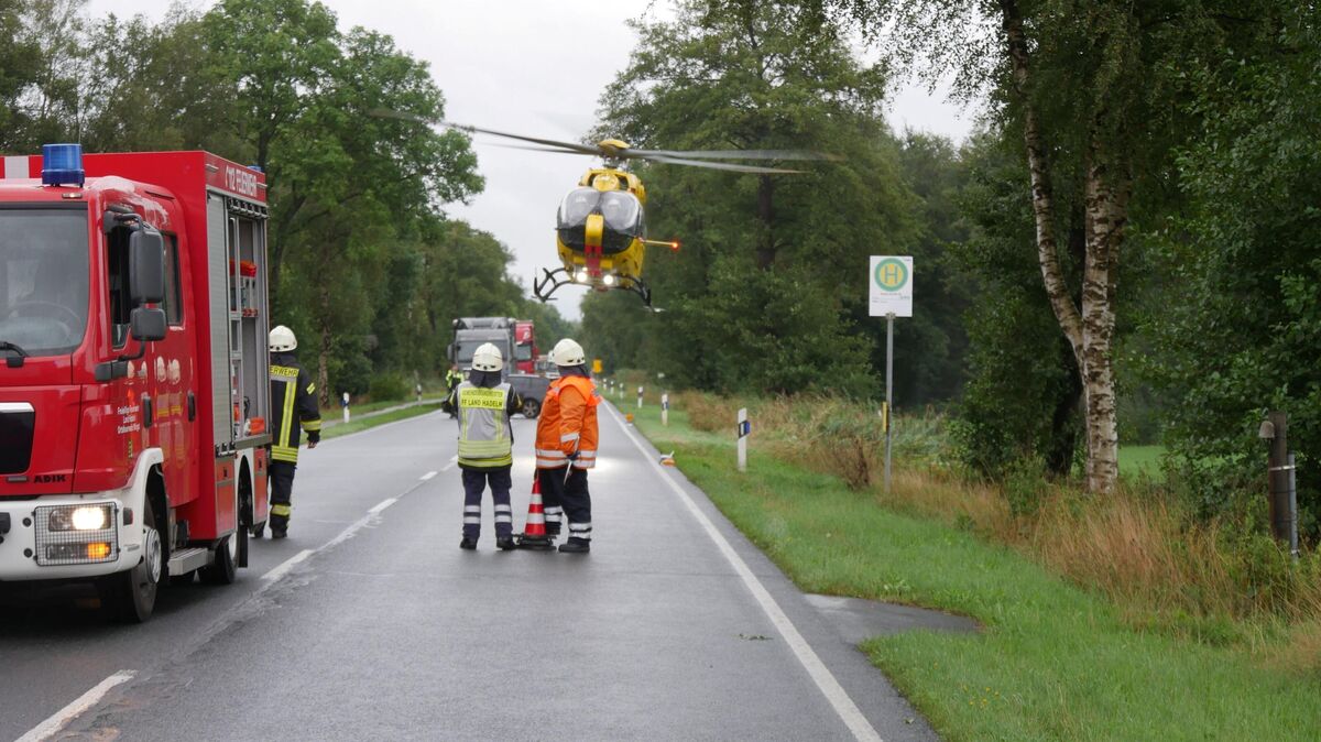 Nach dem Auffahrunfall landet der ADAC-Rettungshubschrauber "Christoph 67" aus Itzehoe an der Unfallstelle. Einsatzkräfte sichern die Straße während der Rettungsmaßnahmen. Foto: Lange