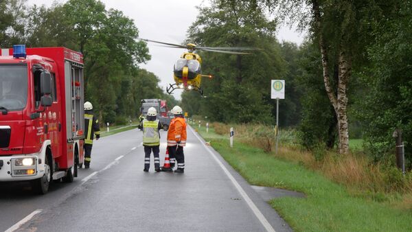 Van fährt auf Kleinwagen auf: 18-Jährige bei B73-Unfall in Wingst schwer verletzt