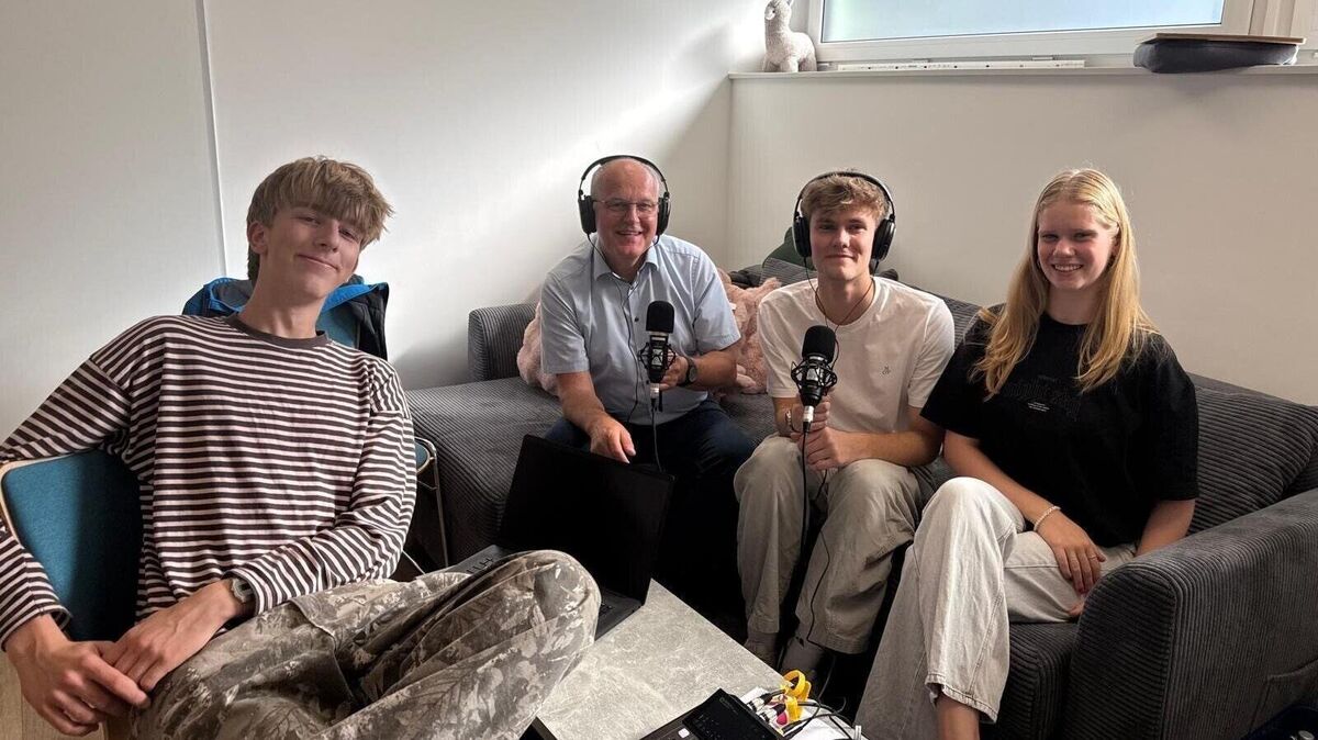 Der Kinder- und Jugendbeirat Hemmoor startet seinen 'Kijube Podcast' auf Spotify: Bürgermeister Jan Tiedemann im Gespräch mit den jungen Moderatoren über die Zukunft der Jugend. Foto: Ulrike Beckmann