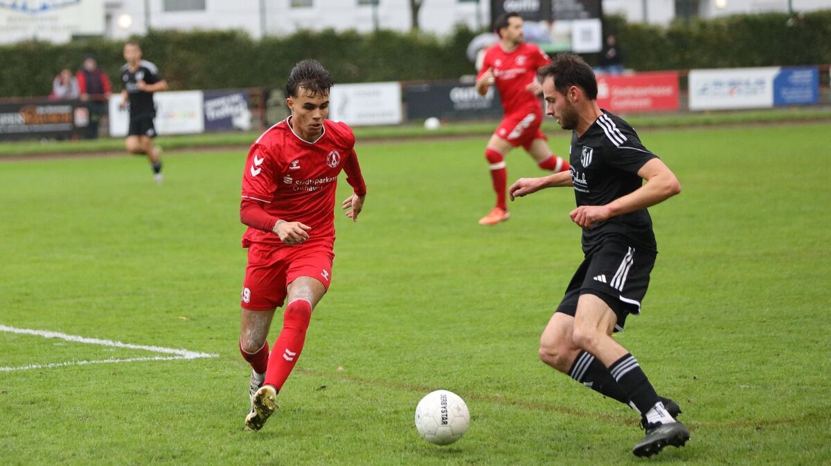 Der 18-jährige Leandro Gabriel Marques Padinha hat sich seinen Platz in der Innenverteidigung bei Rot-Weiss Cuxhaven erkämpft. Foto: Unruh