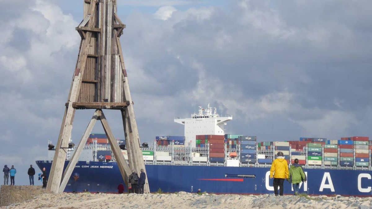 Die "CMA CGM Jean Mermoz", ein Containerschiff des 20 600 TEU-Typs, passierte am Sonntagabend Cuxhaven. Schiffe dieser Dimensionen gelangen regelmäßig nach Hamburg, auch die "HMM Algeciras", die nach bisherigen Plänen voraussichtlich am Mittwoch wieder Cuxhaven passieren wird. Foto: Reese-Winne