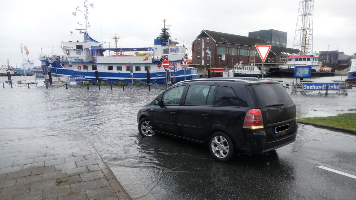 Hochwasser im Hafengebiet: Sturmtief "Benjamin" brachte Böen mit bis zu 80 Kilometern pro Stunde. Foto: Pejic