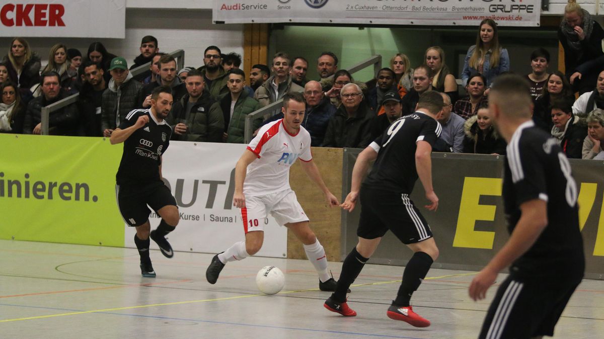 Sebastian Wöhlkens von Rot-Weiss Cuxhaven (weißes Trikot) war im vergangenen Jahr der überragende Akteur beim Masters-Cup. Er wurde mit satten zehn Treffern Torschützenkönig und außerdem von den sechs Trainern zum besten Spieler des Turniers gewählt. Foto: Lütt