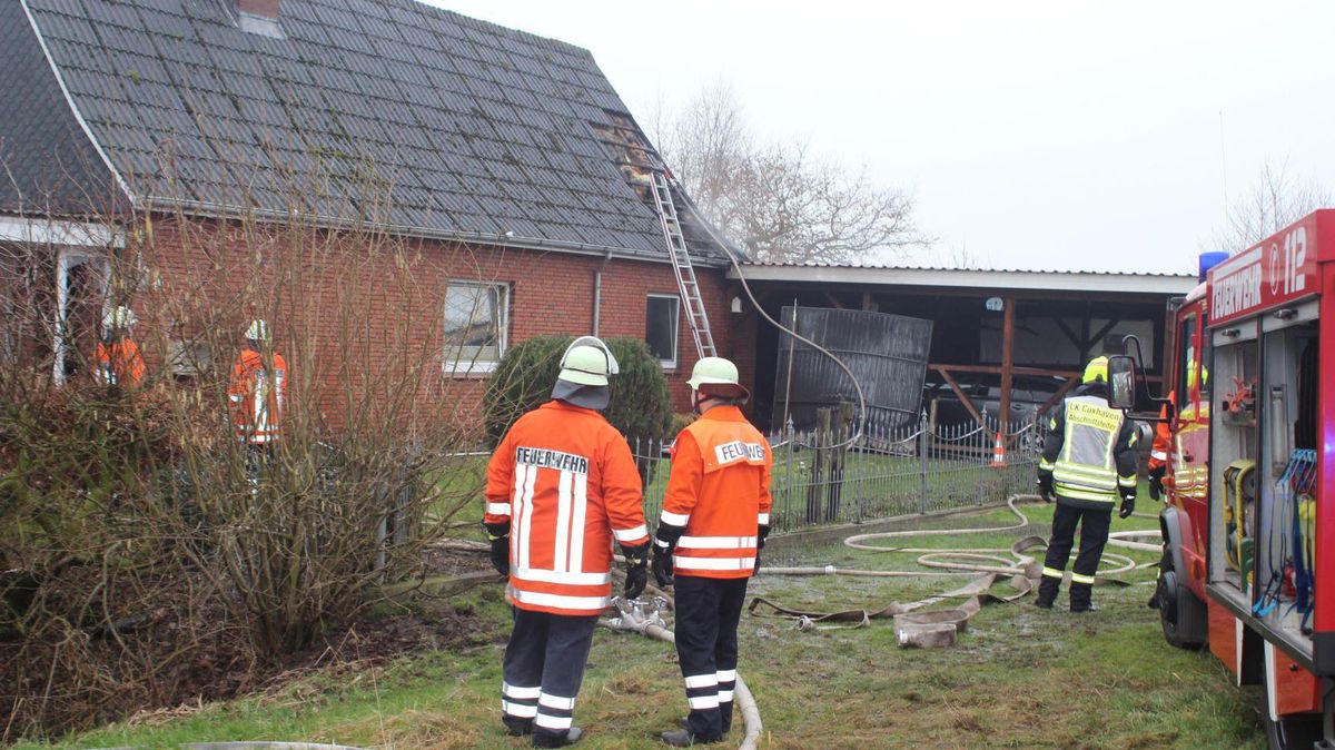 Bei der Bekämpfung eines Brandes einer Garage und eines Schuppens an einem Wohnhaus in Ihlienworth-Medemstade wurde ein Bewohner tot aufgefunden. Foto: Joppien