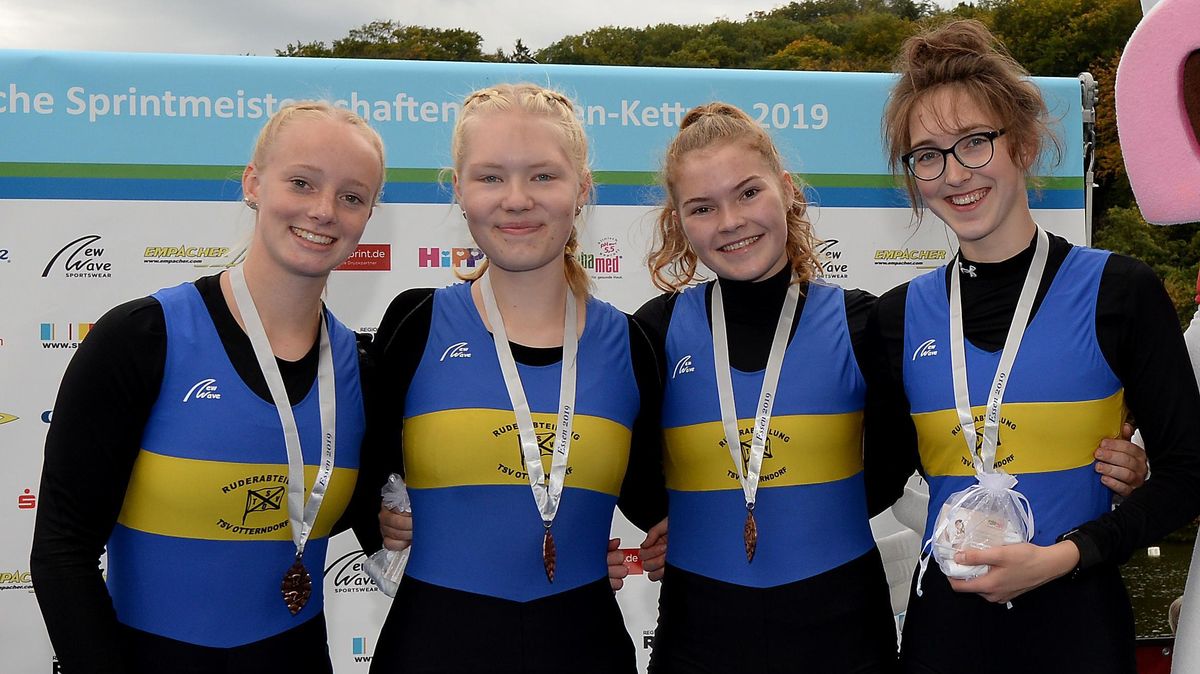 Diese vier jungen Ruderinnen holten für den TSV Otterndorf im Doppelvierer Juniorinnen A die Bronzemedaille: (v.l.) Rieke Hülsen, Dorothee Honnen, Vivien Küver und Laura Tamm. Foto: Seyb/meinruderbild.de