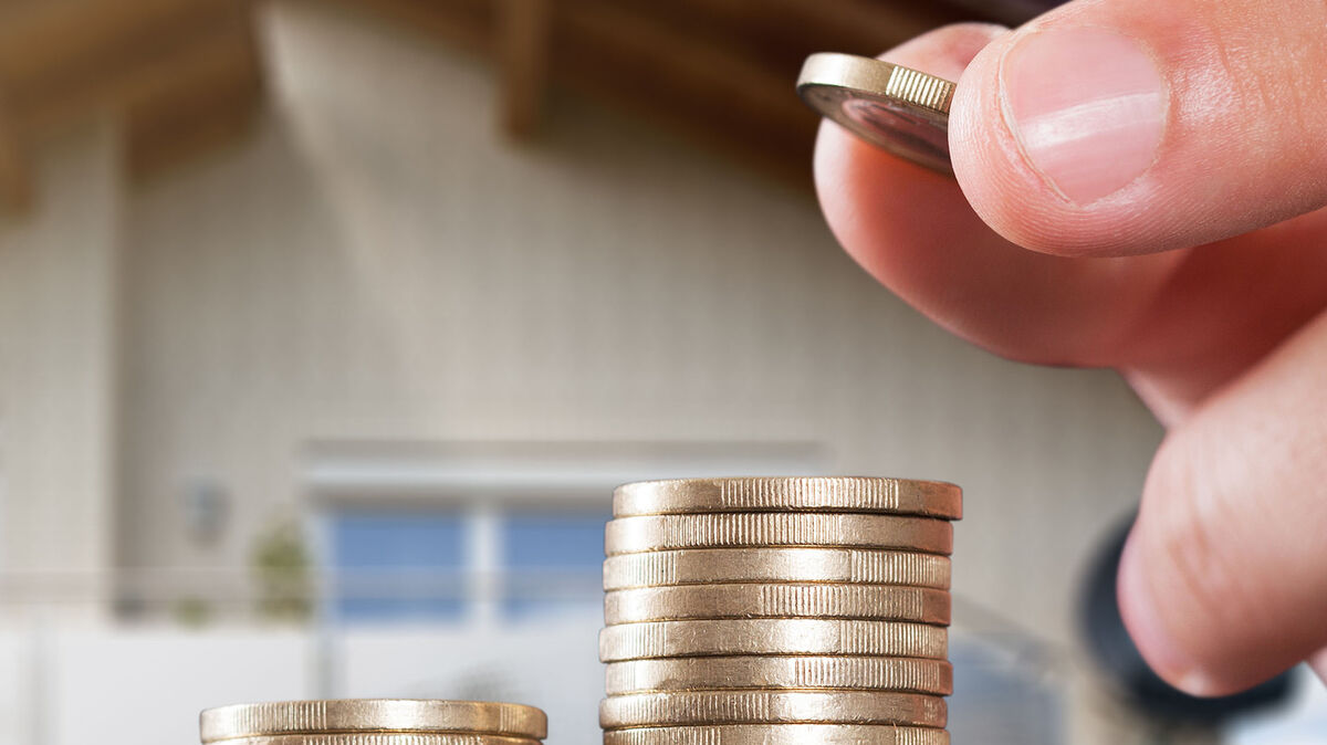 Eine Wärmedämmung senkt den Heizenergiebedarf bereits im nächsten Winter – und trägt dauerhaft zu mehr Effizienz und einer Wertsteigerung der Immobilie bei. Foto: djd/Qualitätsgedämmt/Getty Images/Andrey Popov