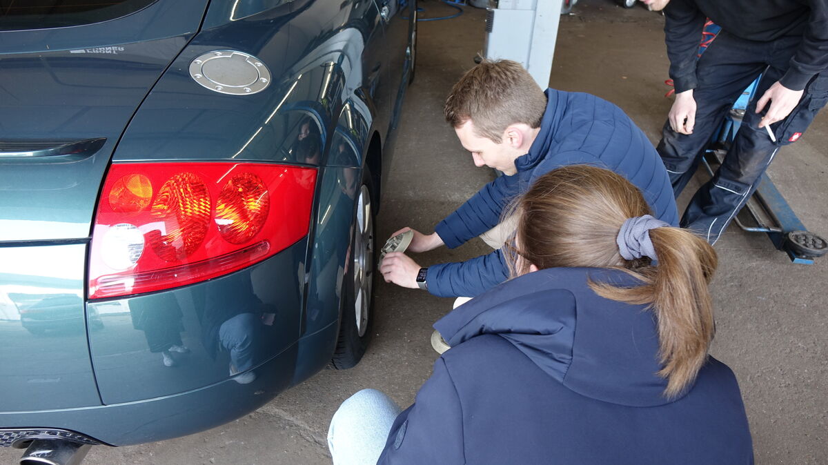 Beim Reifenwechsel legt Merlin Gutsche selbst mit Hand an. Foto: Grell