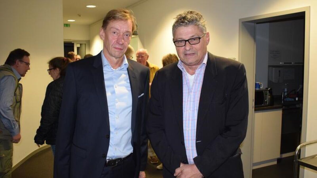 Maik Julitz (links) und der ehemalige Spiegel-Kulturchef Matthias Matussek bei einem gemeinsamen Auftritt im Buxtehuder Stadthaus. Foto: Wisser