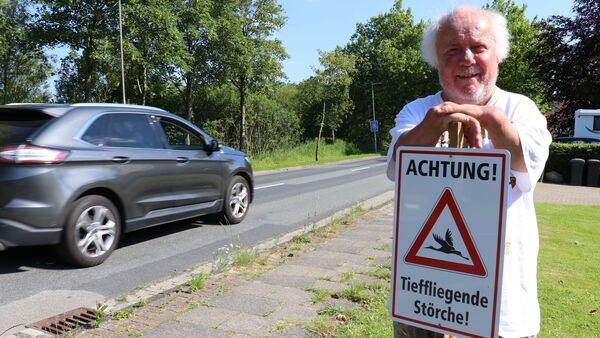 Achtung, tieffliegende Störche: Ihlienworther stellt ungewöhnliche Warnschilder auf