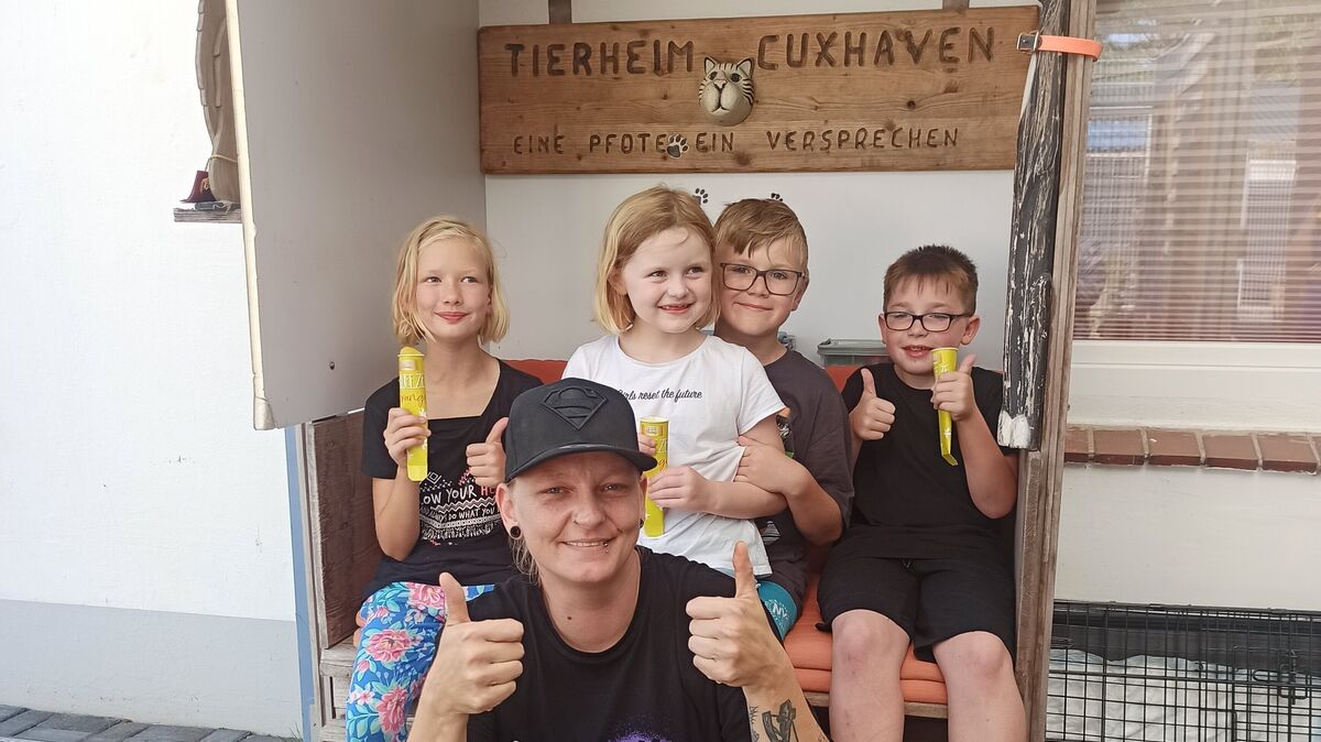 Judith, Mayra, Fabian und Joshua sammelten Spenden für das Cuxhavener Tierheim. Foto: Tierheim Cuxhaven