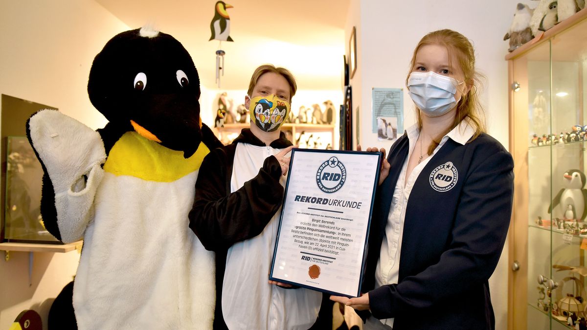 Birgit Berends (links), Inhaberin des Pinguin-Museums, erhält von Laura Kuchenbecker (Rekord-Institut für Deutschland) eine Urkunde, die den neuen Weltrekord dokumentiert. Foto: Lisa Makarewicz