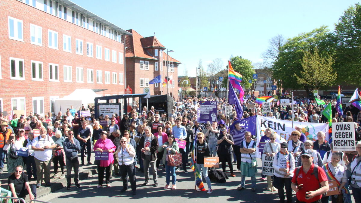 Nach Polizeiangaben setzten am vergangenen Sonnabend rund 1250 Teilnehmer der Kundgebung des „Bündnis für Respekt und Menschenwürde“ ein buntes Zeichen für Vielfalt und Demokratie auf dem Rathausplatz Cuxhaven. Foto: Potschka