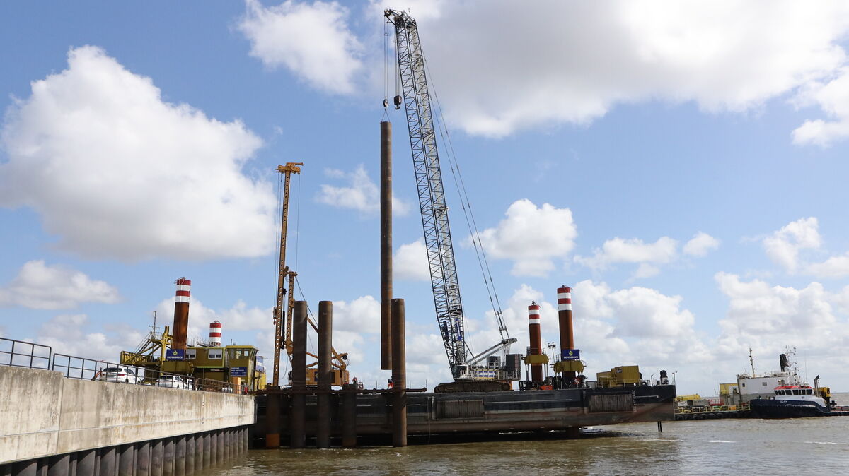 Im Cuxhavener Hafen schreiten die Bauarbeiten für die neuen Liegeplätze sichtbar voran. Das ist auch mit Lärm verbunden. Foto: Larschow
