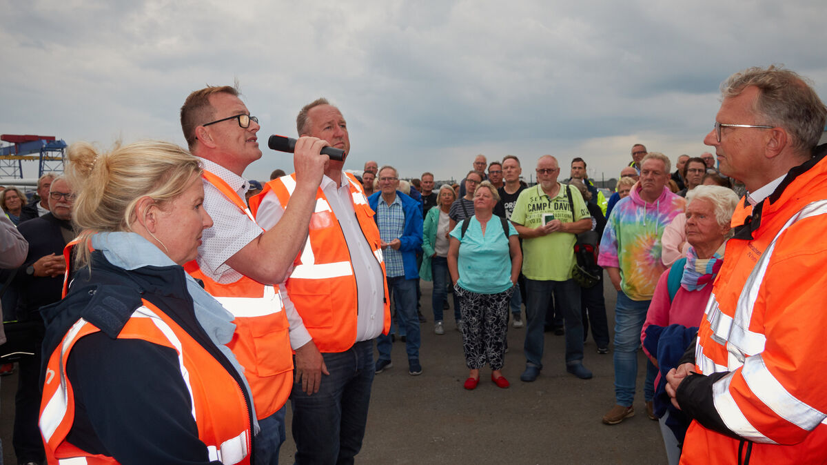 "Einige Nachrichten werden Ihnen nicht gefallen": Neben den Ports-Vertretern Holger Banik (r.), Alexandra Brandt und Knut Kokkelink (am Mikro) stellte sich auch Cuxhavens Oberbürgermeister Uwe Santjer (3.v. l.) der von Bürgerinnen und Bürgern vorgetragenen Kritik. Foto: Koppe
