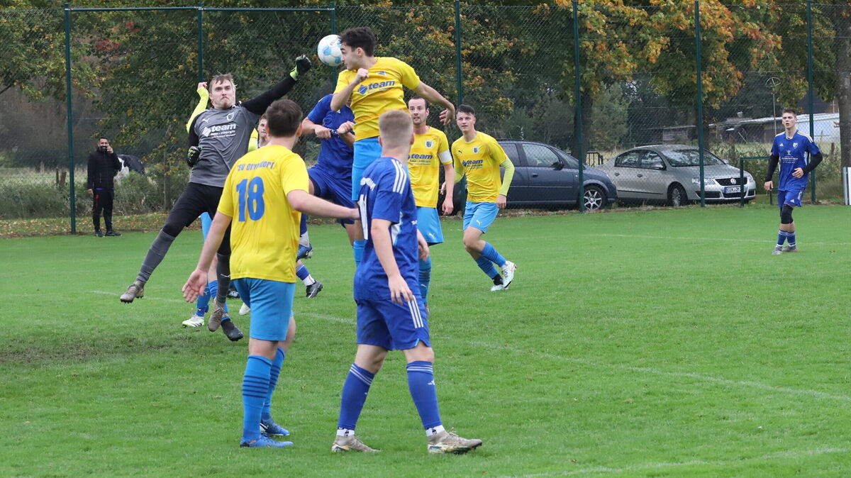 Der Otterndorfer Keeper Luca Seifert kommt in dieser Szene nach einer Ecke zu spät, Jonas Schoepke (verdeckt) traf per Kopf zum zwischenzeitlichen 1:1 für Geversdorf. Foto: Witthohn