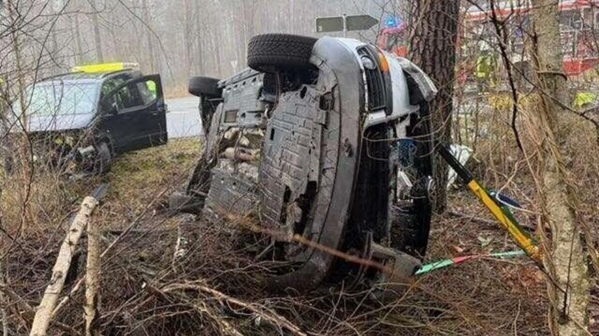 Der VW wird in den Seitenraum geschleudert und bleibt auf der Seite liegen. Foto: Polizei