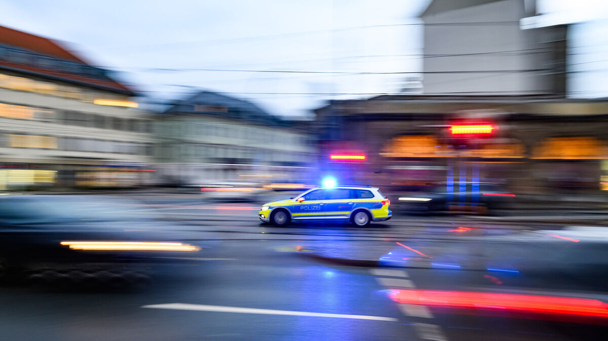 Nach Angaben der Polizei Cuxhaven flüchtete der Fahrer eines Cross-Motorrads in Cadenberge vor einem Streifenwagen. Foto: Robert Michael/dpa