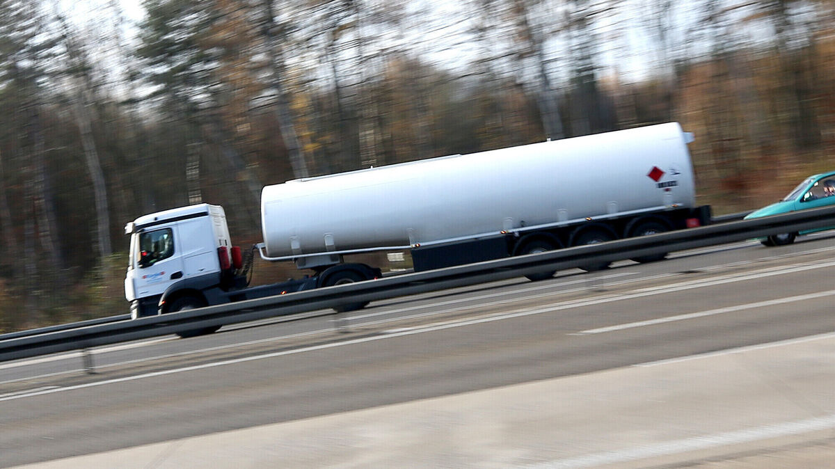 Tanklaster auf der Autobahn: Im Fokus der Ermittlungen stehen mögliche Hygienerisiken bei Transporten von Apfelsaftkonzentrat nach Neuenkirchen. Foto: Weihrauch/dpa