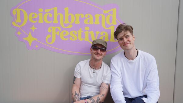 Zwischen Bühne, Festival und Fans: Raum27 beim Deichbrand im Video-Interview