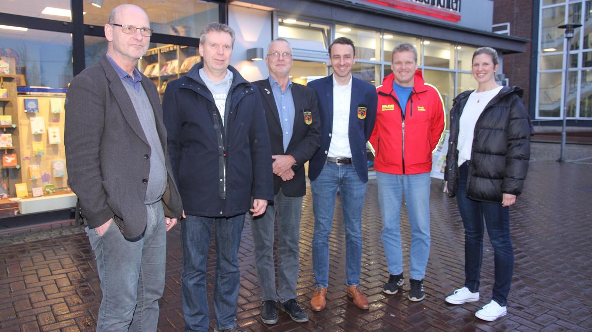CN-/NEZ-Redaktionsleiter Ulrich Rohde (l.) freute sich gemeinsam mit Redakteurin Jara Tiedemann über die erfolgreiche Aktion. Noch glücklicher waren (v. l.) Norbert von Thaden (DLRG Otterndorf), Wolf Dieter Sandforth, Christoph Plaisir (beide DLRG Cuxhaven) und Frank Leddin (DLRG Lamstedt). Foto: Sassen