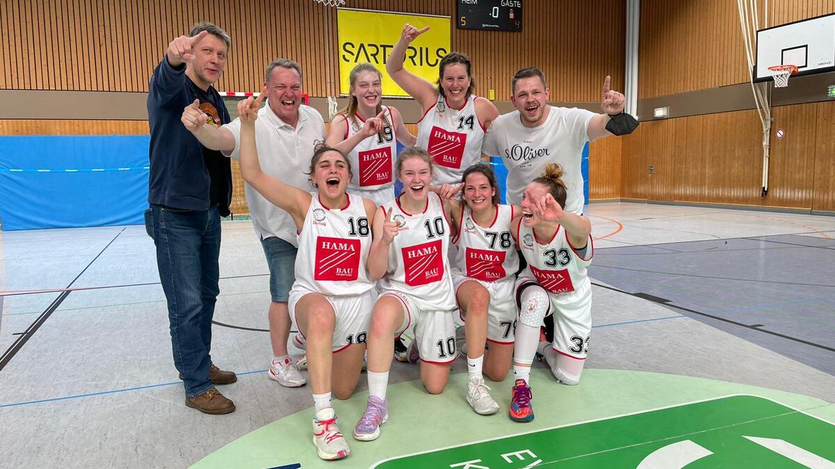 Hatten allen Grund zum Jubeln (hinten v.l.): Manfred Nachbar, Marco Willud, Malin Klüssendorf, Katharina Jürgens, Steffen Kühlke. Unten v.l.: Tuba Poyraz, Lotte Nachbar, Elisa Bergner, Lotta van Looy. Es fehlen: Kira-Sophie Marx, Stella Tampke, VAnessa Lange, Joscelin-Chiara Kempf, Janne Sticht und Luisa Marx. Foto: TSV Lamstedt