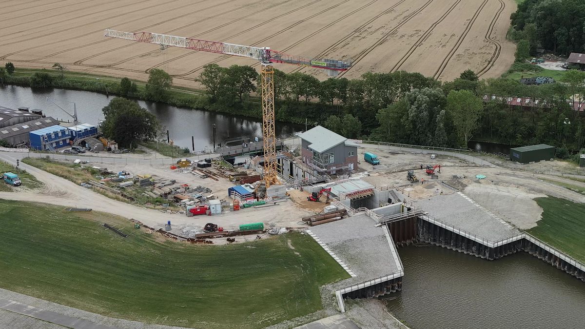 Die Arbeiten auf der Riesen-Baustelle an der Hadelner Kanalschleuse - hier noch mit Turmdrehkran - schreiten sichtbar voran. Besonders gut erkennbar ist das aus der Luft. Foto: NLWKN/Dirks