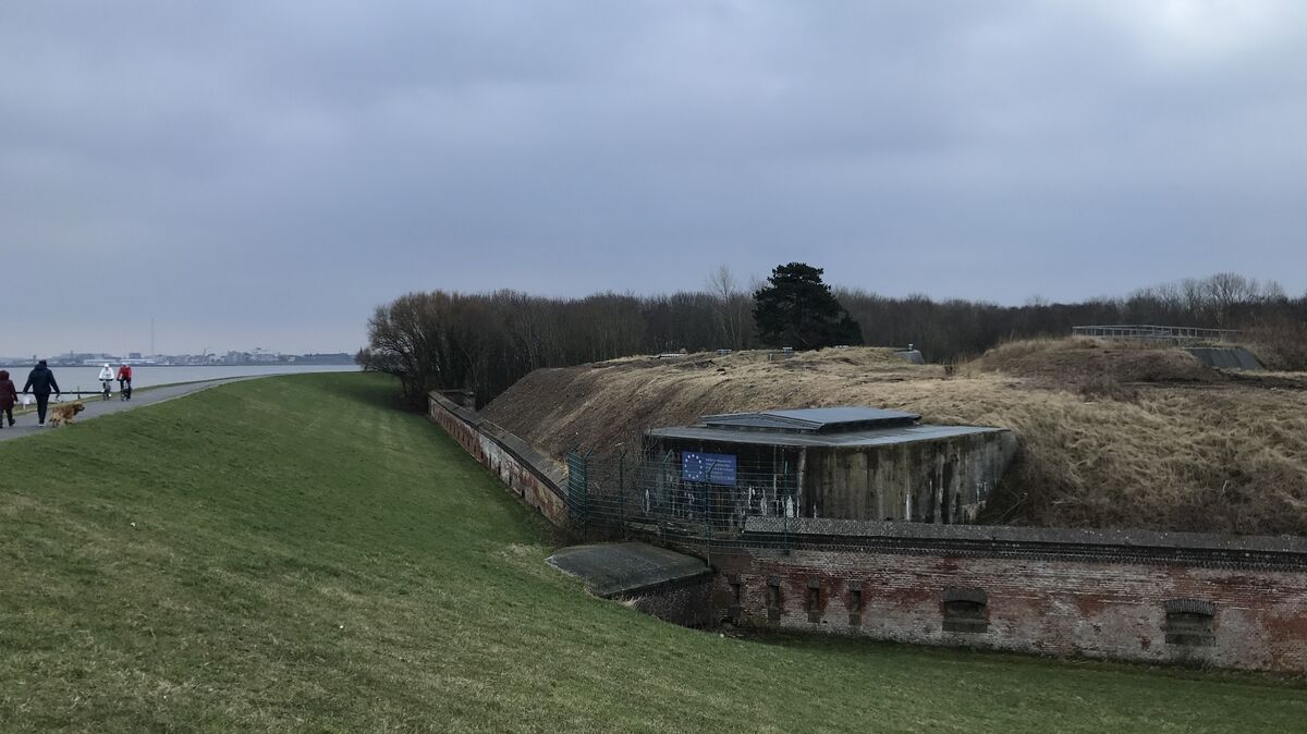 Freier Blick auf die Wallanlagen des Forts. Foto: Reese-Winne