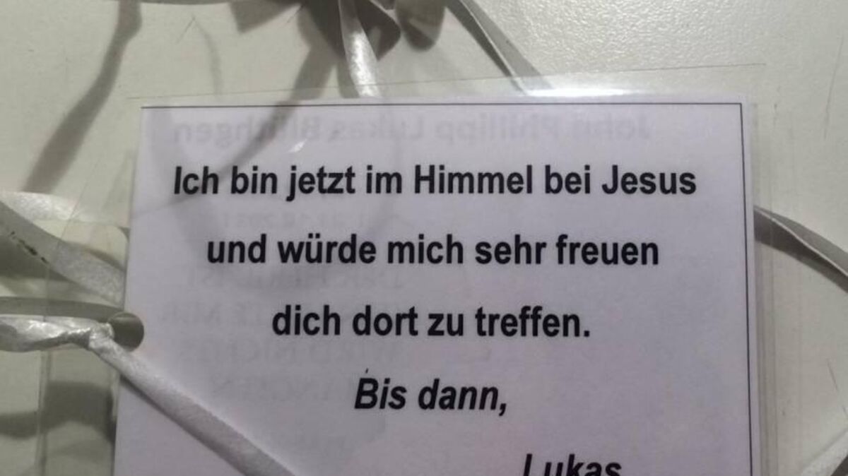 Besonders der Spruch auf der Rückseite der laminierten Karte schockierte die Finderin. Foto: Dock
