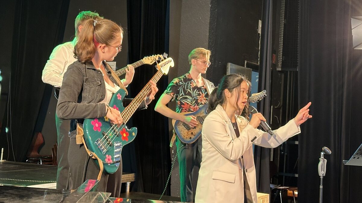Als ob sie nie etwas anderes getan hätten: Abi-Band sang unter anderem "Don't stop believin" ("Hör nicht auf, daran zu glauben"). Foto: Reese-Winne