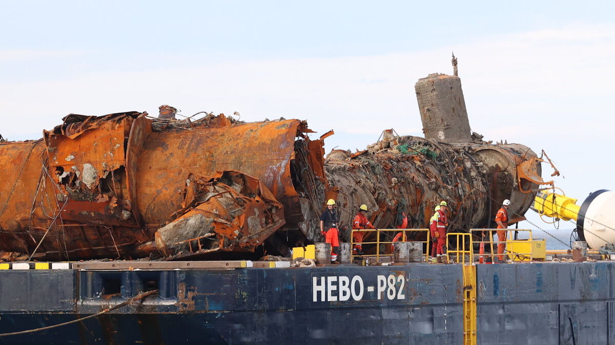 Das U-Boot U-16 wurde komplett geborgen. Beide Teile sind am Mittwoch (3. September) in Cuxhaven angekommen. Foto: Larschow