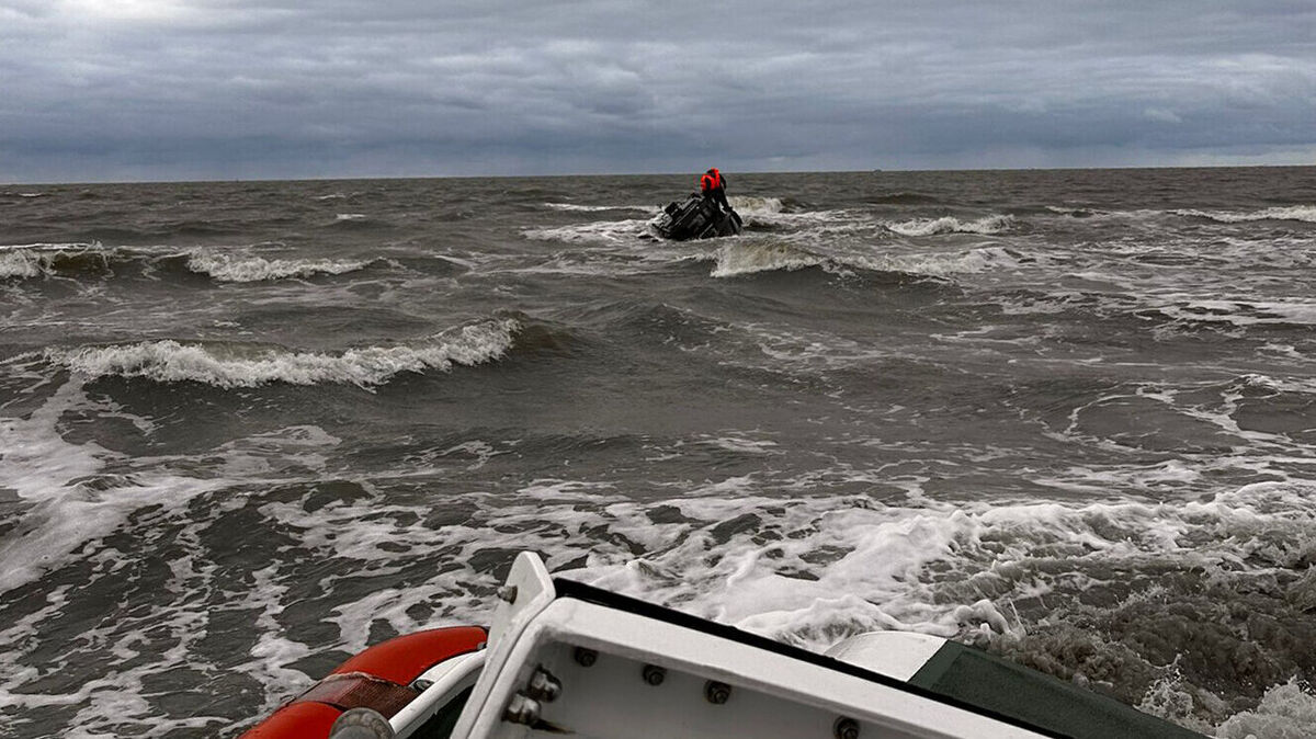 Die Seenotretter versuchen, mit dem Seenotrettungsboot "Fritz Thieme" die Schiffbrüchigen auf der Sandbank zu erreichen. Foto: Die Seenotretter – DGzRS
