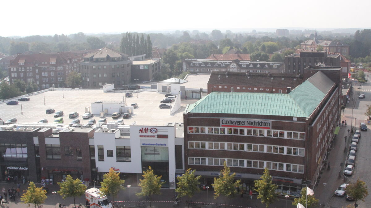 Viele Jahre war das Pressehaus (r.) am Kaemmererplatz der Arbeitsplatz für zahlreiche Mitarbeiterinnen und Mitarbeiter im Cuxhavener Verlagswesen. Jetzt steht der Umzug an. Foto: Reese-Winne