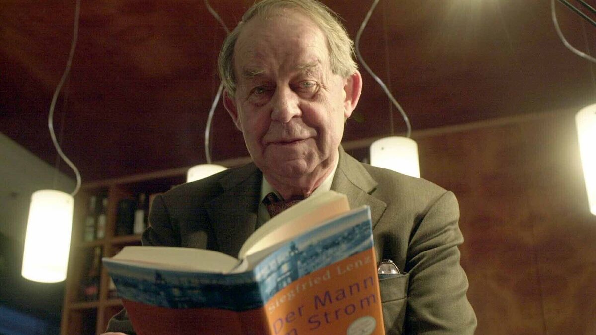 Der Schriftsteller Siegfried Lenz hat verschiedene Werke produziert. Viele davon - wie "Der Mann im Strom" - waren erfolgreich - und sind es bis heute. Archivfoto: Kay Nietfeld/dpa