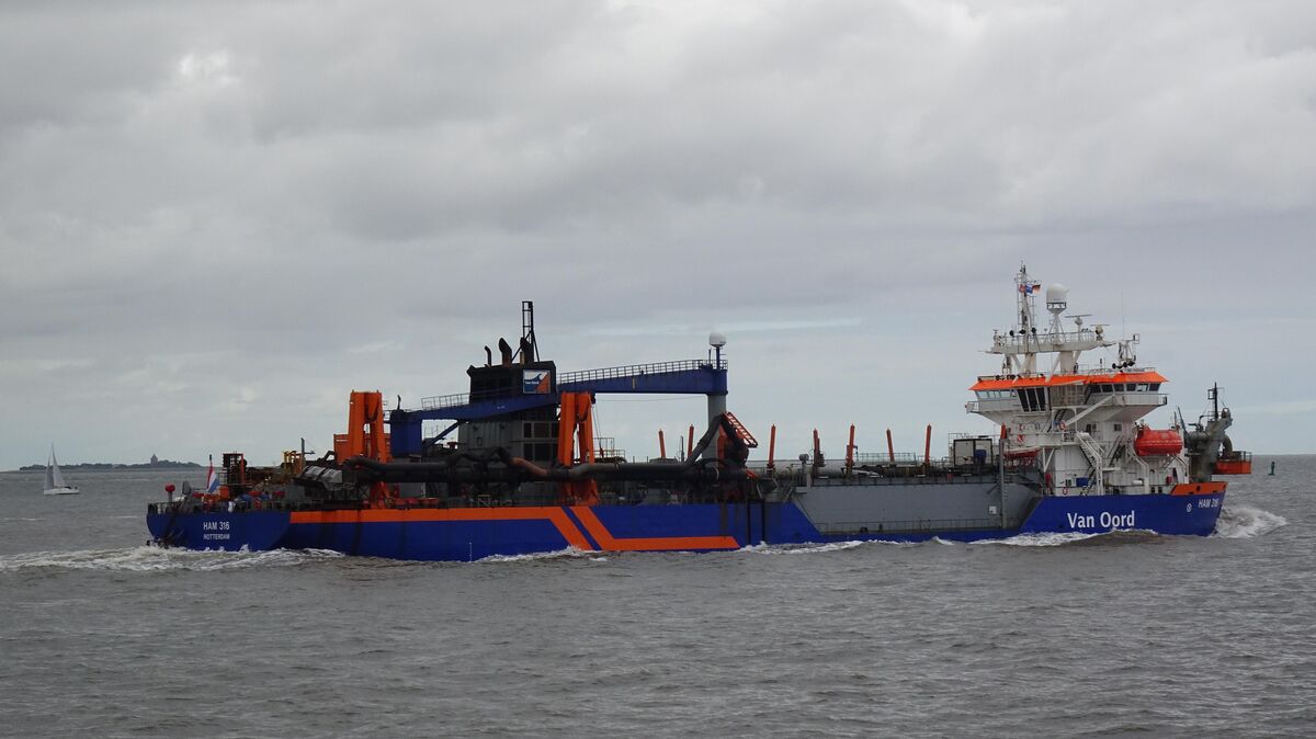 Das Laderaumbaggerschiff "Ham 316" auf Höhe Neuwerk im Elbmündungsgebiet. Foto: privat