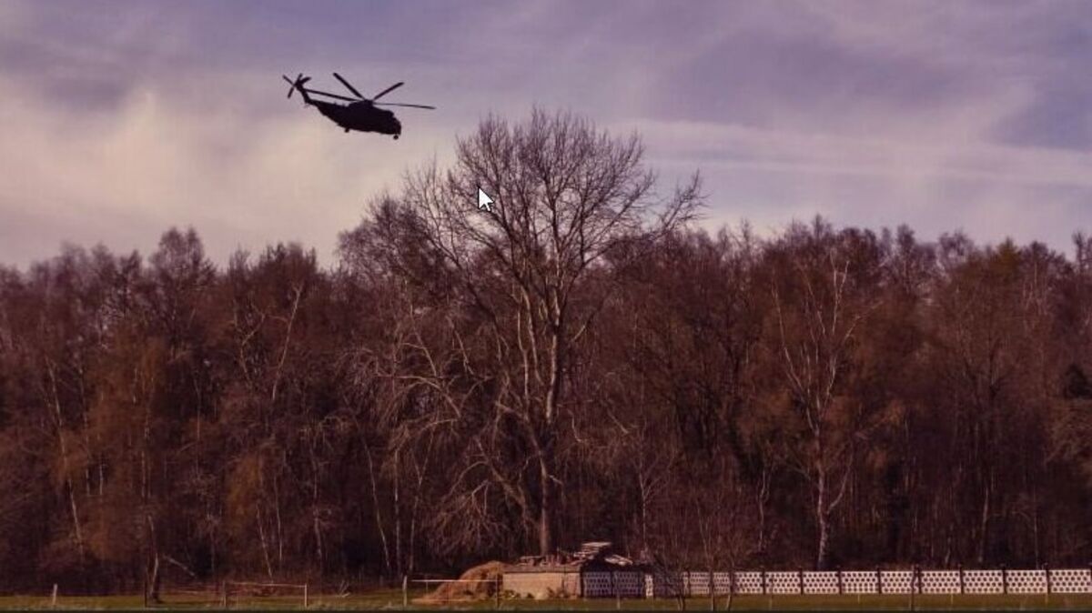 Ein Hubschrauber des Typs CH 53 der Luftwaffe nah an der Wohnbebauung in  Altenwalde. Foto: Schemann