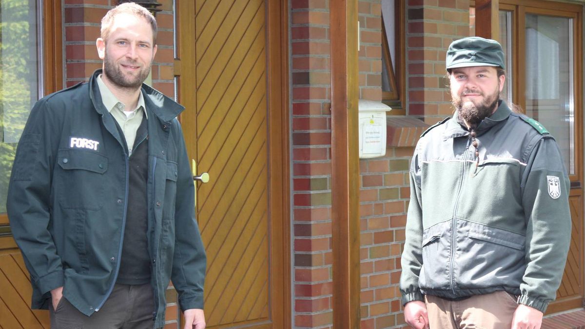 Seinen Vorgänger Henning Wehebrink (links), der inzwischen nach Bonn gezogen ist, kennen viele in Altenwalde um umzu noch gut. Jetzt durfte er endlich Dominik Sucker in all die Besonderheiten seines neuen Reviers einarbeiten, nachdem Corona dies lange unmöglich gemacht hatte. Foto: Reese-Winne