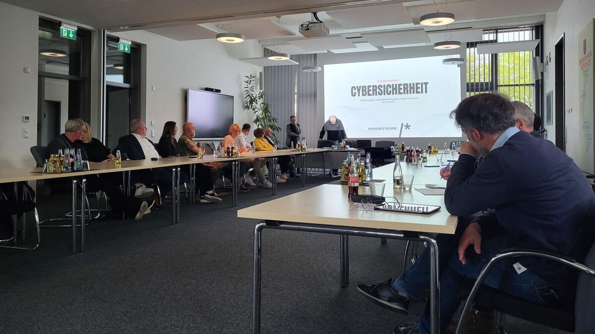 Im Rathaus in Hemmoor gab es einen Vortrag über Cybersicherheit und Künstliche Intelligenz. Foto: Werder