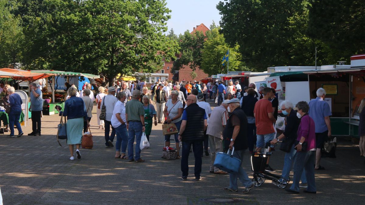 Seit 1969 hat der Cuxhavener Wochenmarkt seinen angestammten Platz an der Beethovenallee. Jeweils mittwochs und sonnabends bieten etwa 50 bis 60 Marktbeschicker frisches Obst, Gemüse und Lebensmittel aller Art an. Die Kunden finden gleich nebenan gebührenfreie Parkplätze. Foto: Potschka