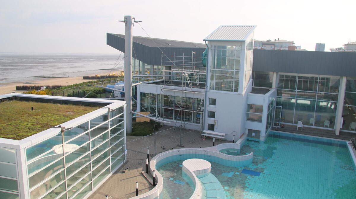 Von der Dachterrasse über der Therme des ahoi!-Thalassozentrums in Duhnen ist gut zu erkennen, dass die alte Wasserrutsche abgebaut wurde. Foto: Potschka